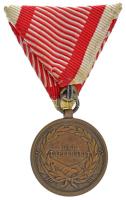 1914. "Ferenc József Bronz Vitézségi Érem" bronz kitüntetés modern mellszalagon. Szign.: T...