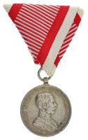 1914. Ferenc József II. osztályú Ezüst Vitézségi Érem peremen jelzett Ag kitüntetés modern mellszalaggal. Szign.: Tautenhayn T:VF ph. Hungary 1914. Silver Gallantry Medal, IInd Class Ag decoration with hallmark on the edge, with modern original ribbon. Sign.: Tautenhayn C:VF edge error NMK 133.