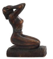 Csorvássy István (1912-1986): Térdelő akt. 1949. Jelzett, faragott és pácolt fa, m: 24 cm