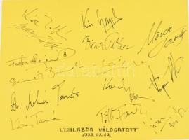 1999 A magyar vilzilabda válogatott tagjainak autográf aláírása nagy kartonon, köztük több későbbi olimpiai bajnokkal, a legendás "Kemény-legényekből": Kásás Tamás, Fodor Rajmund, Biros Péter, Steinmetz Barnabás, Kósz Zoltán, Märcz Tamás, Kiss Gergely, Molnár Tamás, és mások, 30x40 cm