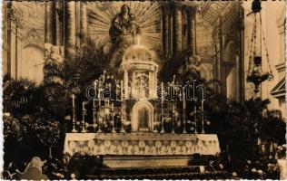 Nagyszeben, Hermannstadt, Sibiu; Római katolikus plébániatemplom, belső, főoltár / Hauptaltar der röm.-kath. Stadtpfarrkirche. Dekoration: Gartenbaubetrieb Alfons R. Schebesch / Catholic church, main altar, interior. Fot. E. Fischer