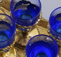 Retro röviditalos szett, fém szerelékkel, kéküveg betétekkel, tálcán, pohár m: 9 cm