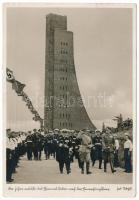 Der Führer verlässt das Ehrenmal Laboe nach der Einweihungsfeier. Verlag M. Dieterle & Sohn / Adolf Hitler leaves the Laboe Naval Memorial, swastika, German NS (Nazi) propaganda