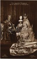 Das ungarische Königspaar mit dem Kronprinzen im Krönungsornat / IV. Károly király és Zita királyné Ottó trónörökössel / Charles I of Austria with Queen Zita and Crown Prince Otto