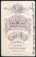 1877 Hermann Mária hegedűvel, keményhátú fotó Veress Ferenc kolozsvári műterméből, hátoldalon a műte...