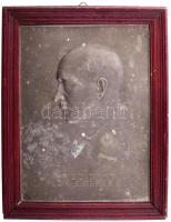 cca 1935-1940, Edvard Benes csehszlovák elnök domborított fém portréja, "PREZIDENT DR. E. BENES" felirattal, fakeretbe ragasztva, 35x26 cm /// Approximately 1935-1940, embossed metal portrait of Edvard Benes, Czechoslovak president, with the inscription "PREZIDENT DR. E. BENES," mounted in a wooden frame, measuring 35x26 cm.