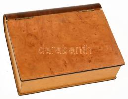 Könyv alakú fadoboz, belül két rekeszes, 2 pakli bontatlan kártyával (francia és magyar kártya), 18x...