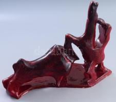 Bika harca a lovassal. Vörösmázas kerámia, jelzett, kis pattogzással, tűzhibával, 38x27 cm /// KIZÁR...