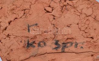 Bika harca a lovassal. Vörösmázas kerámia, jelzett, kis pattogzással, tűzhibával, 38x27 cm /// KIZÁR...