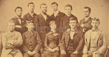 1883 Kiskunfélegyházán képesített tanítók tablóképe, nevekkel, kartonra kasírozott fotó, feliratozva...