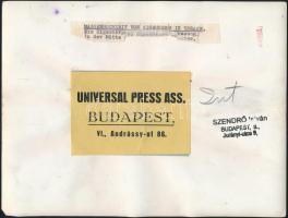 cca 1930-1940 Szendrő István (1908-2000): Cigányok a plébánossal, hátoldalon pecséttel jelzett fotó,...