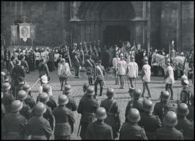 cca 1930-1940 Szendrő István (1908-2000): Budapest, Szent Jobb körmenet a Mátyás-templom előtt, hátoldalon pecséttel jelzett fotó, 17×23 cm