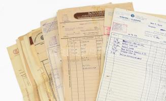 19 db vegyes okmánytétel, benne cca. 1880-1940, benne házalókönyvek, gyógyszeripari számlák és hitel...