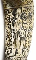 Lukács Lajos (1922-2006): Faragott kürt pipázó juhász ábrázolással. Jelzett, h: 26 cm /// A carved h...