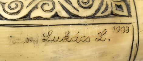 Lukács Lajos (1922-2006): Faragott kürt pipázó juhász ábrázolással. Jelzett, h: 26 cm /// A carved h...