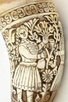 Lukács Lajos (1922-2006): Faragott kürt fiatal pár ábrázolással. Jelzett, h: 20 cm