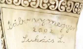 Lukács Lajos (1922-2006): Faragott kürt fiatal pár ábrázolással. Jelzett, h: 20 cm