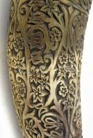 Lukács Lajos (1922-2006): Faragott kürt gazdag díszítéssel, jelzett, sérült, h: 24 cm