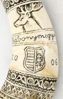 Lukács Lajos (1922-2006): Faragott kürt szarvas és címer ábrázolással, jelzett, h: 20 cm