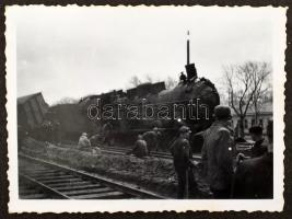 cca 1930-1940 Régi családi fotóalbum, kb. 60-70 db fotóval, közte néhány katonai kép, valamint egy v...