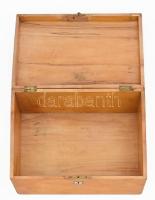 Dekoratív, nagyméretű fadoboz, intarziával, fedelén faragott motívumokkal díszítve, kisebb repedések...