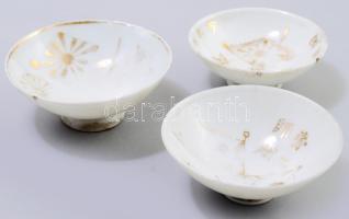 3 darab japán porcelán katonai szakés csésze. cca 1940-1944, kettős zászló és krizantém díszítésekkel, sérüléssel, d: 7,5-8,5 cm