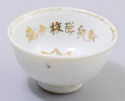 Japán porcelán katonai szakés csésze. cca 1940-1944, Gyalogsági akadémia, Abe tulajdonosi megjelöléssel, kopással, repedéssel, d: 5,5 cm