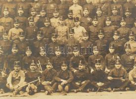 cca 1910 Katonai csoportkép babmérőt viselő tisztekkel, többjükön kitüntetésekkel; nagyméretű fotó, ...