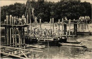 K.u.k. Eisenbahnregiment, Brückenbau / Cs. és kir. vasúti ezred híd építés közben / Austro-Hungarian Railroad Regiment, railway bridge construction. Verlag J. L. K. 1912. (EK)