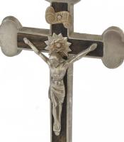 Asztali feszület, a hátoldalán szabadkőműves jelképekkel. Fém. XX: sz. eleje. 28 cm