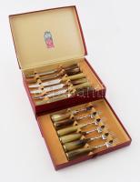 Southern & Richardson Sheffield vadász evőeszköz szett, 6 darab villa és 6 darab kés, szaru nyéllel, jelzett, jó állapotban, díszdobozban. /// Southern & Richardson Sheffield hunting cutlery set, consisting of 6 forks and 6 knives with horn handles, marked, in good condition, in a decorative box.