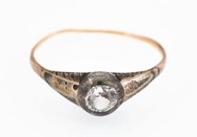 Arany (Au) 14K gyűrű, sérült kővel, jelzett, deformációval, méret: 56, bruttó: 1,4 g