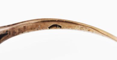 Arany (Au) 14K gyűrű, sérült kővel, jelzett, deformációval, méret: 56, bruttó: 1,4 g