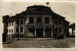 Losonc, Lucenec; Okresny úrad / Járási hivatal, automobil / district office, automobile + &quot;1938 Losonc visszatért&quot; So. Stpl. (EK)