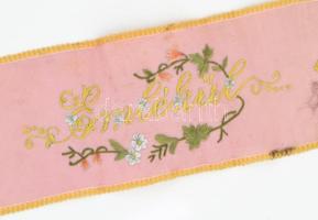 ,,Emlékül..." virágokkal és monogrammal díszített, hímzett selyem szalag, hajtásnyomokkal, 36x6...