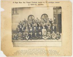 1934-35 A Pápai Róm. Kat. Polgári Fiúiskola tanárai és IV. osztályos tanulói, csoportkép (tablófotó), közte Csertő (Czethoffer) Antal (1901-1973) teológiai doktor, hitoktató, jelzés nélküli fotó kartonon, foltos, sérült, 33x42 cm.