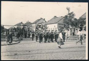 1950 Ünnepi felvonulás Lenin- és Rákosi-portrékkal, fotó, a hátoldalon datálva, körbevágva, 8,5x5,5 ...