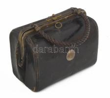 Régi kisméretű bőr orvosi táska, kopással, 19x14 cm