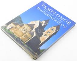 Dercsényi Balázs, Marosi Ernő: Templomok Magyarországon. Bp, 2002, Officina &#039;96 Kiadó. Mészáros László színes fotóival gazdagon illusztrálva. Kiadói keménykötésben, kiadói papír védőborítóval, zsugorfóliában.