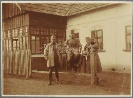 1917-1918 I. világháborús katonai fényképalbum 175 db fényképpel. Az album elején a szabadkai 6-os h...