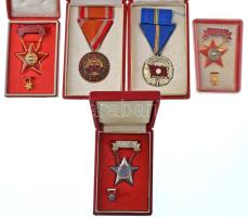 5db-os vegyes szocialista kitüntetés-tétel, mindegyik eredeti tokban, benne 3db "Kiváló Dolgozó" (egyik Rákosi-címeres), 1965. "Szolgálati Érdemérem - A Haza Fegyveres Szolgálatában" 15 év után műgyantás bronz kitüntetés mellszalagon + 1964. "A Haza Szolgálatáért Érdemérem ezüst fokozat" zománcozott ezüstözött bronz kitüntetés mellszalagon, szalagsávval T:UNC-XF