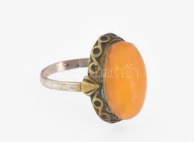 Ezüst(Ag) gyűrű borostyánnal, jelzett, méret: 58, bruttó: 3,8 g