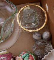 Banános doboznyi porcelán és üveg tétel, közte változatos, érdekes darabokkal, vegyes állapotban