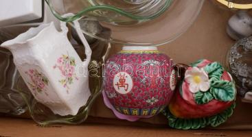 Banános doboznyi porcelán és üveg tétel, közte változatos, érdekes darabokkal, vegyes állapotban