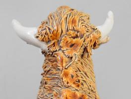 Skót-felföldi marha. Jelzett iparművész fehérkerámia / fajansz figura, kis kopással, 22x13 cm