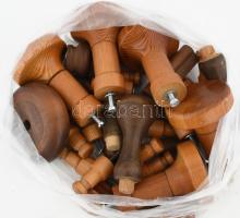 Függöny akasztók, karnisvégek, stb, műanyag és fa nagyon sok darab