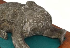 Pihenő medve, vas szobor, fa alapon. XIX. sz. vége 28 cm, 36x24 cm