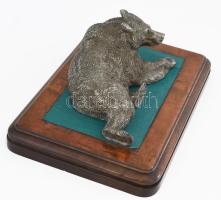 Pihenő medve, vas szobor, fa alapon. XIX. sz. vége 28 cm, 36x24 cm