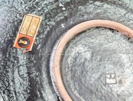 Benkő Ilona (1937-) Fali dísztál geometrikus mintákkal. Mázas kerámia, kézzel festett, jelzett, mini...