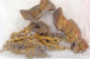 Egy doboznyi régi bútorveret. réz fiókhúzók, gombok, zárcímek, stb